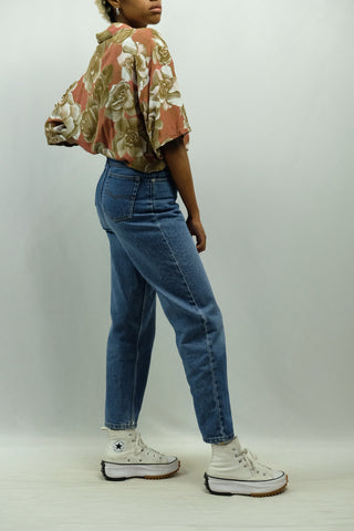 90s Jeans in mittelblauer Waschung mit hoher Taille und leichtem Momfit – ideal für eine XS