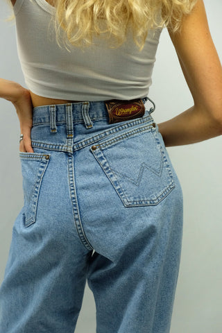 80s/90s Wrangler Jeans in hellblauer Waschung mit hoher Taille und lockerem Mom Fit – ein absolutes Highlight und zu empfehlen für die Zwischengröße M/L, bitte Maße beachten