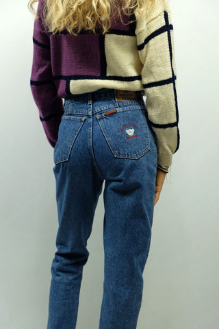 80s/90s Mom Jeans von der italienischen Modeschöpferin Laura Biagiotti in dunkelblauer Waschung und mit hoher Taille sowie süßer Stickerei hinten – made in Italy, ein absolutes Highlight und zu empfehlen für die Zwischengröße XS/S, bitte Maße beachten