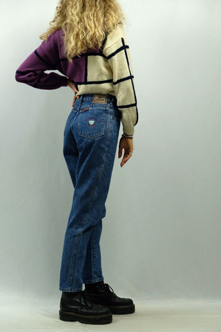 80s/90s Mom Jeans von der italienischen Modeschöpferin Laura Biagiotti in dunkelblauer Waschung und mit hoher Taille sowie süßer Stickerei hinten – made in Italy, ein absolutes Highlight und zu empfehlen für die Zwischengröße XS/S, bitte Maße beachten