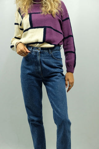 80s/90s Mom Jeans von der italienischen Modeschöpferin Laura Biagiotti in dunkelblauer Waschung und mit hoher Taille sowie süßer Stickerei hinten – made in Italy, ein absolutes Highlight und zu empfehlen für die Zwischengröße XS/S, bitte Maße beachten