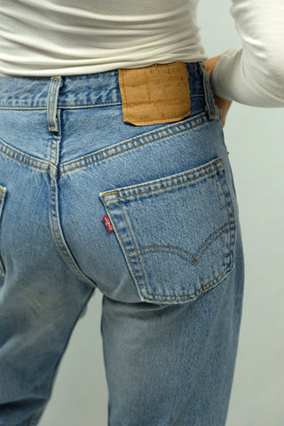 Levi's Jeans made in USA aus dem Jahr 1995 in mitttelblauer Waschung, der Klassiker unter den Jeans – das 501 Modell – mit Mid Waist Bundhöhe und geradem Bein, von der Vorbesitzerin gekürzt (siehe Fotos) – ein absolutes Highlight und ideal für eine S oder die Zwischengröße S/M je nach gewünschter Passform