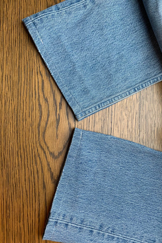 Levi's Jeans made in USA aus dem Jahr 1995 in mitttelblauer Waschung, der Klassiker unter den Jeans – das 501 Modell – mit Mid Waist Bundhöhe und geradem Bein, von der Vorbesitzerin gekürzt (siehe Fotos) – ein absolutes Highlight und ideal für eine S oder die Zwischengröße S/M je nach gewünschter Passform