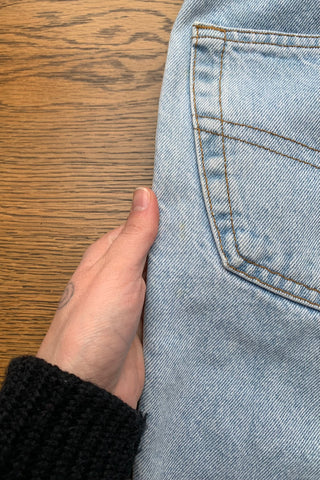 90s Jeans in hellblauer Waschung mit Mid Waist Bundhöhe und schmalem Mom Fit – zu empfehlen für eine M, bitte Maße beachten