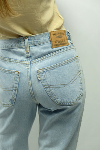 90s Jeans in hellblauer Waschung mit Mid Waist Bundhöhe und schmalem Mom Fit – zu empfehlen für eine M, bitte Maße beachten