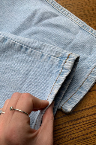 90s Jeans in hellblauer Waschung mit Mid Waist Bundhöhe und schmalem Mom Fit – zu empfehlen für eine M, bitte Maße beachten