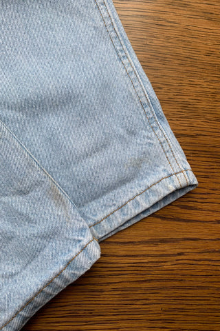 90s Jeans in hellblauer Waschung mit Mid Waist Bundhöhe und schmalem Mom Fit – zu empfehlen für eine M, bitte Maße beachten