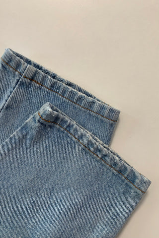 hellblaue 80s Mom Jeans von der hochwertigen Marke Stefanel, made in Italy, klassischer Mom Fit mit hoher Taille sowie tollem Bund-Design mit kleiner Stickerei seitlich – ideal für eine heutige XS und ein absolutes Highlight