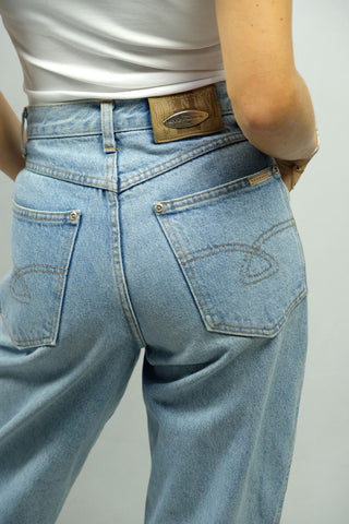 hellblaue 80s Mom Jeans von der hochwertigen Marke Stefanel, made in Italy, klassischer Mom Fit mit hoher Taille sowie tollem Bund-Design mit kleiner Stickerei seitlich – ideal für eine heutige XS und ein absolutes Highlight