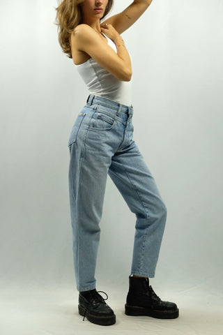 hellblaue 80s Mom Jeans von der hochwertigen Marke Stefanel, made in Italy, klassischer Mom Fit mit hoher Taille sowie tollem Bund-Design mit kleiner Stickerei seitlich – ideal für eine heutige XS und ein absolutes Highlight