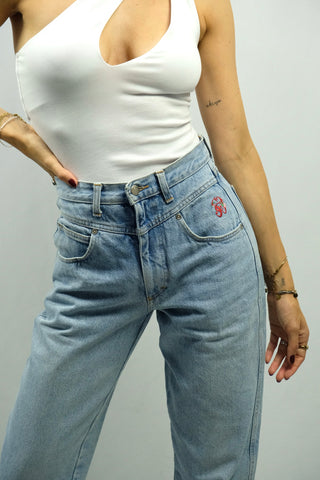 hellblaue 80s Mom Jeans von der hochwertigen Marke Stefanel, made in Italy, klassischer Mom Fit mit hoher Taille sowie tollem Bund-Design mit kleiner Stickerei seitlich – ideal für eine heutige XS und ein absolutes Highlight