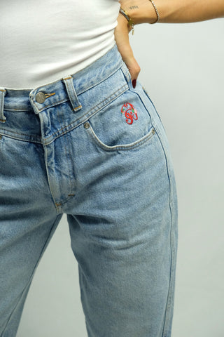 hellblaue 80s Mom Jeans von der hochwertigen Marke Stefanel, made in Italy, klassischer Mom Fit mit hoher Taille sowie tollem Bund-Design mit kleiner Stickerei seitlich – ideal für eine heutige XS und ein absolutes Highlight