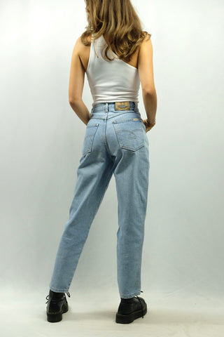 hellblaue 80s Mom Jeans von der hochwertigen Marke Stefanel, made in Italy, klassischer Mom Fit mit hoher Taille sowie tollem Bund-Design mit kleiner Stickerei seitlich – ideal für eine heutige XS und ein absolutes Highlight