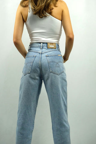 hellblaue 80s Mom Jeans von der hochwertigen Marke Stefanel, made in Italy, klassischer Mom Fit mit hoher Taille sowie tollem Bund-Design mit kleiner Stickerei seitlich – ideal für eine heutige XS und ein absolutes Highlight