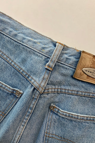 hellblaue 80s Mom Jeans von der hochwertigen Marke Stefanel, made in Italy, klassischer Mom Fit mit hoher Taille sowie tollem Bund-Design mit kleiner Stickerei seitlich – ideal für eine heutige XS und ein absolutes Highlight