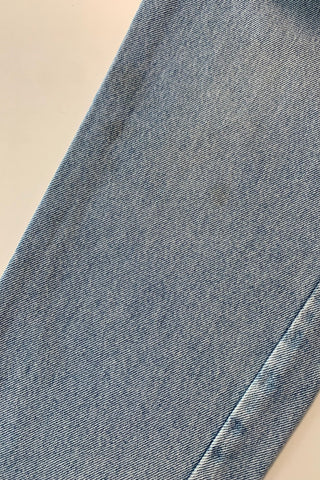 hellblaue 80s Mom Jeans von der hochwertigen Marke Stefanel, made in Italy, klassischer Mom Fit mit hoher Taille sowie tollem Bund-Design mit kleiner Stickerei seitlich – ideal für eine heutige XS und ein absolutes Highlight