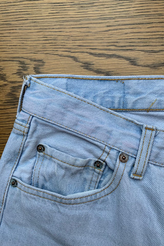 Levi's Jeans made in Greece aus dem Jahr 1991 in hellblauer Waschung, der Klassiker unter den Jeans – das 501 Modell – mit Mid Waist Bundhöhe und geradem Bein, von der Vorbesitzerin fransig gecropped -&nbsp; ein absolutes Highlight und ideal für eine (eher schmale) S