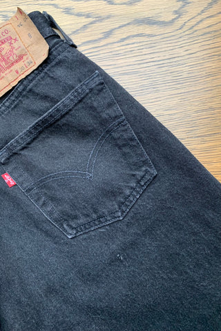 80s/90s Levi's Jeans in schwarzer Waschung – der Klassiker unter den Jeans – das 501 Modell made in Spain, normale (Mid Waist) Bundhöhe und gerades Bein – ein absolutes Highlight und zu empfehlen für eine S, bitte Maße beachten