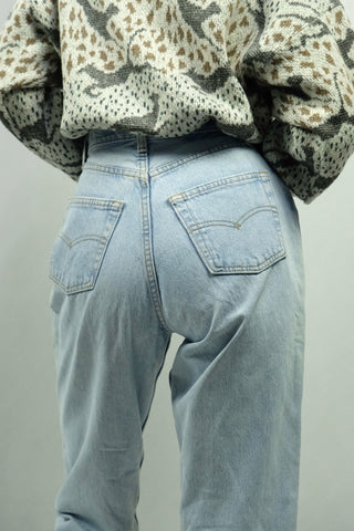 80s/90s Levi's Jeans in hellblauer Waschung mit hoher Taille, das Bein ist eher gerade geschnitten mit einem leichten Mom Fit (Karottenschnitt), die Größe entspricht einer heutigen S, bitte Maße beachten – ein absolutes Highlight