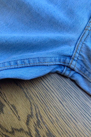 80s/90s Levi's Jeans in hellblauer Waschung mit hoher Taille, das Bein ist eher gerade geschnitten mit einem leichten Mom Fit (Karottenschnitt), die Größe entspricht einer heutigen S, bitte Maße beachten – ein absolutes Highlight