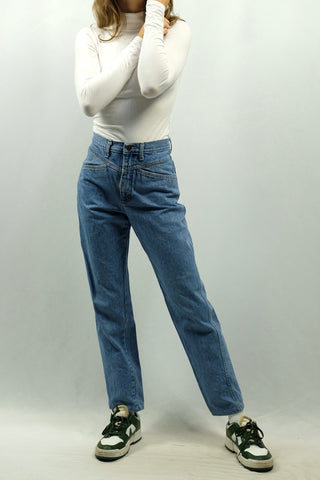 80s Jeans made in Italy, mittelblaue Waschung, tolles Bunddesign, typischer Karottenschnitt und hohe Taille – zu empfehlen für eine größere XS oder eine schmale S bzw. die Zwischengröße XS/S – ein absolutes Highlight