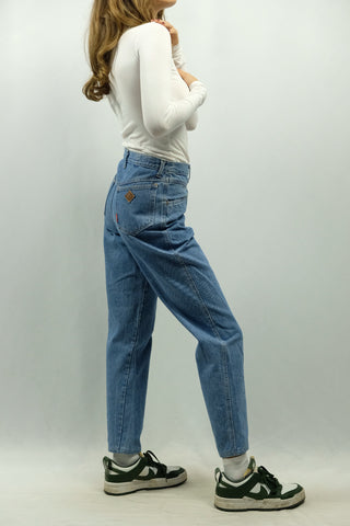 80s Jeans made in Italy, mittelblaue Waschung, tolles Bunddesign, typischer Karottenschnitt und hohe Taille – zu empfehlen für eine größere XS oder eine schmale S bzw. die Zwischengröße XS/S – ein absolutes Highlight