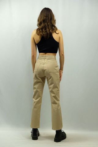 beige 90s Jeans made in Italy von der Marke Closed, mit normaler, eher höherer Mid Waist Bundhöhe und geradem Bein, superweiche und bequeme Baumwollmischung mit Stretch-Anteil, ideal für eine XS und ein absolutes Highlight