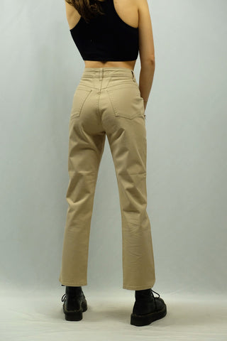 beige 90s Jeans made in Italy von der Marke Closed, mit normaler, eher höherer Mid Waist Bundhöhe und geradem Bein, superweiche und bequeme Baumwollmischung mit Stretch-Anteil, ideal für eine XS und ein absolutes Highlight