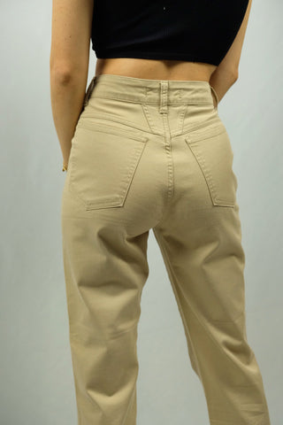 beige 90s Jeans made in Italy von der Marke Closed, mit normaler, eher höherer Mid Waist Bundhöhe und geradem Bein, superweiche und bequeme Baumwollmischung mit Stretch-Anteil, ideal für eine XS und ein absolutes Highlight