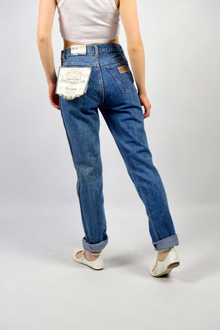 70s/80s Wrangler Deadstock Jeans „Classic“ im Slim Fit, mittlere Bundhöhe und schmales Bein, mittelblaue Waschung – wir empfehlen die Jeans einer heutigen XS