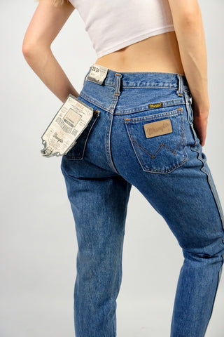 70s/80s Wrangler Deadstock Jeans „Classic“ im Slim Fit, mittlere Bundhöhe und schmales Bein, mittelblaue Waschung – wir empfehlen die Jeans einer heutigen XS
