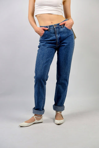 70s/80s Wrangler Deadstock Jeans „Classic“ im Slim Fit, mittlere Bundhöhe und schmales Bein, mittelblaue Waschung – wir empfehlen die Jeans einer heutigen XS