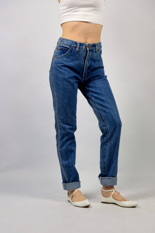 70s/80s Wrangler Deadstock Jeans „Classic“ im Slim Fit, mittlere Bundhöhe und schmales Bein, mittelblaue Waschung – wir empfehlen die Jeans einer heutigen XS