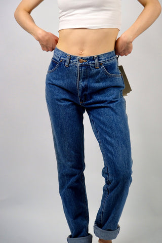 70s/80s Wrangler Deadstock Jeans „Classic“ im Slim Fit, mittlere Bundhöhe und schmales Bein, mittelblaue Waschung – wir empfehlen die Jeans einer heutigen XS