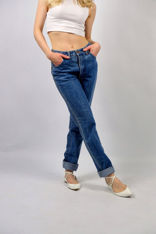 70s/80s Wrangler Deadstock Jeans „Classic“ im Slim Fit, mittlere Bundhöhe und schmales Bein, mittelblaue Waschung – wir empfehlen die Jeans einer heutigen XS