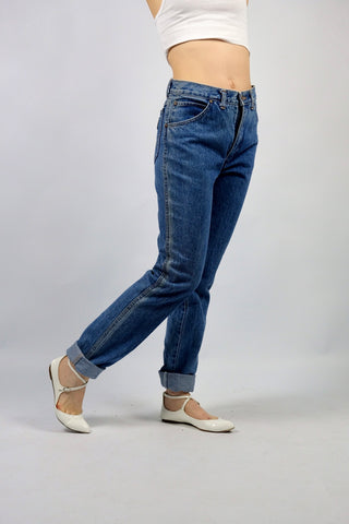 70s/80s Wrangler Deadstock Jeans „Classic“ im Slim Fit, mittlere Bundhöhe und schmales Bein, mittelblaue Waschung – wir empfehlen die Jeans einer heutigen XS