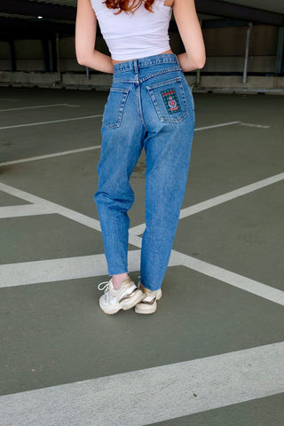 80s/90s Mom Jeans made in Belgium – in mittelblauer Waschung und mit hoher Taille – ideal für eine S und ein absolutes Highlight