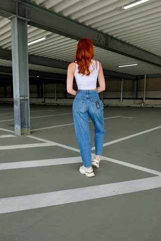 80s/90s Mom Jeans made in Belgium – in mittelblauer Waschung und mit hoher Taille – ideal für eine S und ein absolutes Highlight