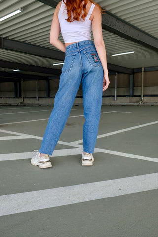 80s/90s Mom Jeans made in Belgium – in mittelblauer Waschung und mit hoher Taille – ideal für eine S und ein absolutes Highlight