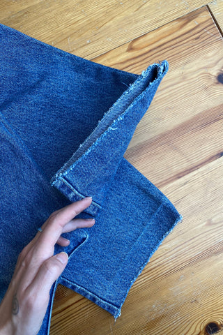 80s/90s Mom Jeans made in Belgium – in mittelblauer Waschung und mit hoher Taille – ideal für eine S und ein absolutes Highlight