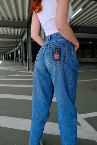 80s/90s Mom Jeans made in Belgium – in mittelblauer Waschung und mit hoher Taille – ideal für eine S und ein absolutes Highlight
