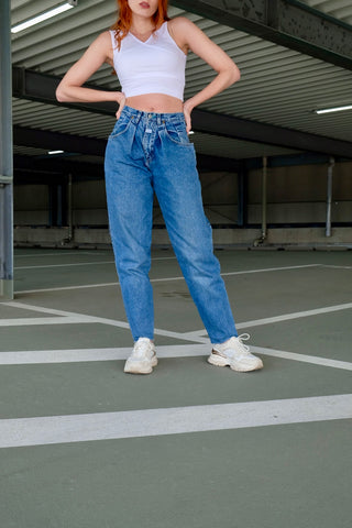 80s/90s Mom Jeans made in Belgium – in mittelblauer Waschung und mit hoher Taille – ideal für eine S und ein absolutes Highlight