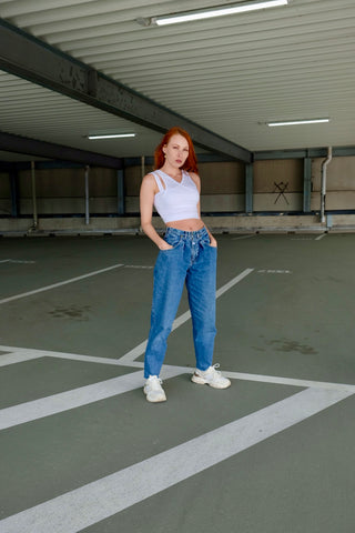 80s/90s Mom Jeans made in Belgium – in mittelblauer Waschung und mit hoher Taille – ideal für eine S und ein absolutes Highlight