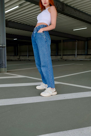 80s/90s Mom Jeans made in Belgium – in mittelblauer Waschung und mit hoher Taille – ideal für eine S und ein absolutes Highlight