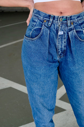 80s/90s Mom Jeans made in Belgium – in mittelblauer Waschung und mit hoher Taille – ideal für eine S und ein absolutes Highlight