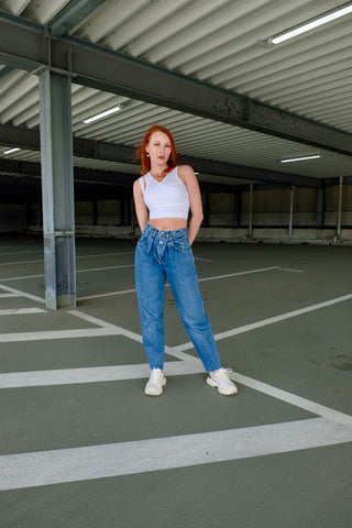 80s/90s Mom Jeans made in Belgium – in mittelblauer Waschung und mit hoher Taille – ideal für eine S und ein absolutes Highlight