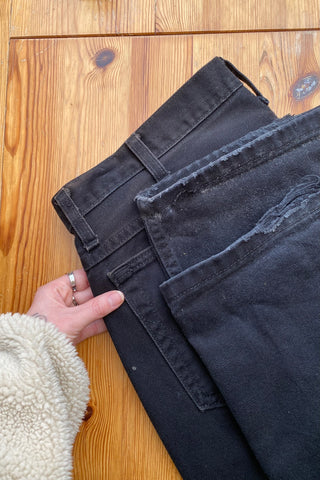 Schwarze 90s Wrangler Jeans mit normaler Bundhöhe und geradem Bein – wir empfehlen die Jeans einer XL (bitte Maße beachten)