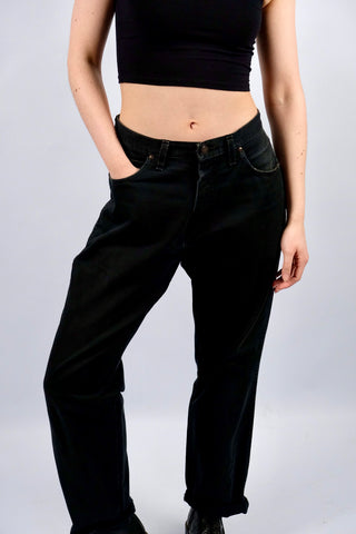 Schwarze 90s Wrangler Jeans mit normaler Bundhöhe und geradem Bein – wir empfehlen die Jeans einer XL (bitte Maße beachten)