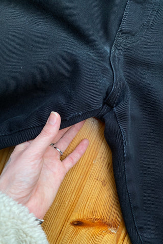 Schwarze 90s Wrangler Jeans mit normaler Bundhöhe und geradem Bein – wir empfehlen die Jeans einer XL (bitte Maße beachten)