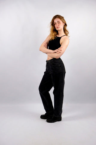 Dunkelgraue 90s Pioneer Jeans mit Mid Waist Bundhöhe und geradem Bein – wir empfehlen die Jeans einer L für einen eher lockeren Look oder einer XL (bitte Maße beachten)